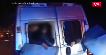 Imigranci zdemolowali busa na Podlasiu. Mieli nim wyjechać z Polski