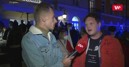 Siostrzeniec Morawieckiego na manifestacji Donalda Tuska. "Powinniśmy walczyć o normalność"