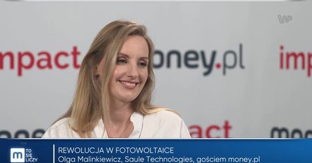Rewolucja w fotowoltaice. Telefon sam się ładuje, nawet sztucznym światłem