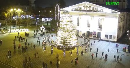 Wiatr przewrócił gigantyczną choinkę. Nagranie z Mariupola na Ukrainie