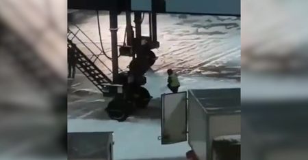Nietypowy rozładunek bagaży w Moskwie. Pasażerka wszystko nagrała