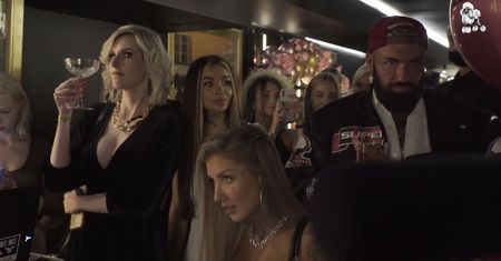 Deynn z nosem w telefonie na celebryckim bankiecie