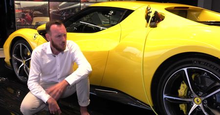Pierwszy kontakt z Ferrari 296 GTB. Ma 830 KM i... gniazdko na wtyczkę