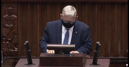 Marek Suski przemawia z mównicy sejmowej. Posłowie krzyczą "hańba"