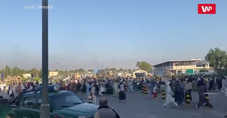 Strzały na lotnisku w Kabulu. Afgańczycy desperacko chcą wydostać się z kraju