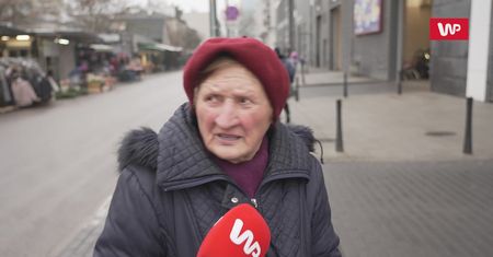 Emerytka podeszła do naszej kamery. "Proszę to przekazać"