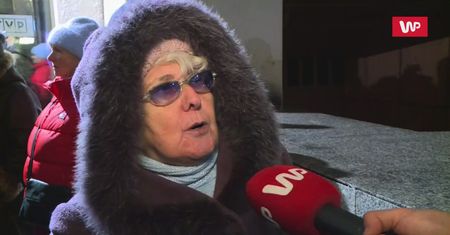 Protest przed TVP. "Nie wiem czy to prawda, ale na pasku widziałam"