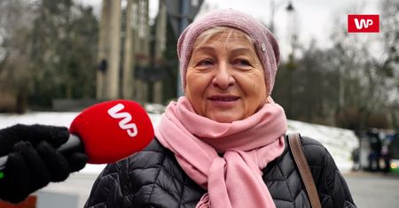 "Pomarańcze i cukierki". Co Polacy znajdowali pod choinką?