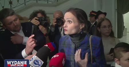 Stanęła na drodze Braunowi. "Zasłoniłam sobą swój symbol religijny"