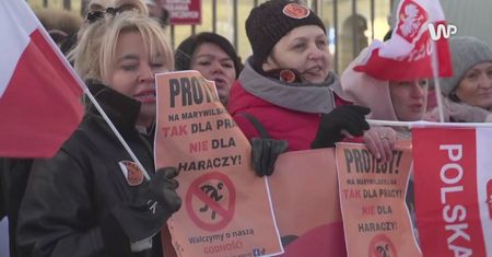 Protest kupców z Marywilskiej 44. Okrzyki "precz z wyzyskiem" przed ratuszem