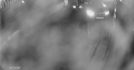 Moment wyjazdu prezydenckiej kolumny. Monitoring z autobusu