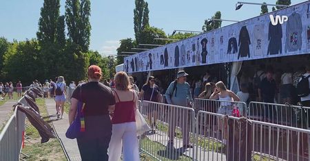 Taylor Swift w Warszawie. Kolejki po bluzy za 350 zł nie mają końca