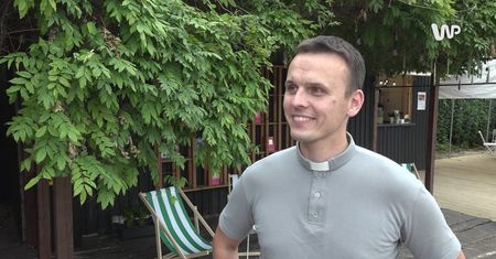 Ksiądz otworzył lokal w Warszawie. Wspomina imprezy pod mostem