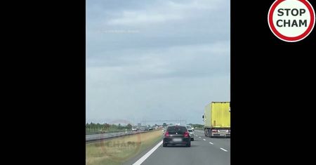 Samochód Klaudii El Dursi mknął po autostradzie pasem awaryjnym. Internauci są oburzeni