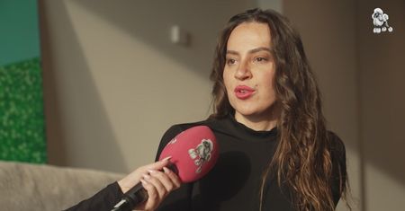 Mieszkanka "Złotej 44" mówi o czynszu, zarobkach i społeczności bogatych sąsiadów