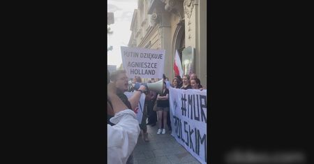 Protest przed pokazem filmu "Zielona granica" Agnieszki Holland