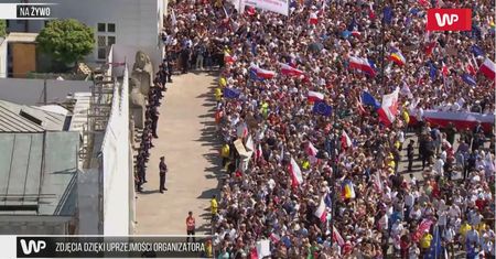 Nagle zatrzymali się przed Pałacem Prezydenckim i zaczęli krzyczeć