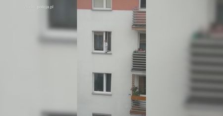 Kielce. Dziecko spacerowało po parapecie