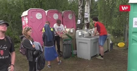 Myją toi-toie na festiwalu. Tak pokazują miłość Boga