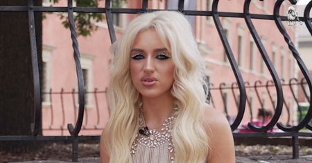 Caroline Derpienski wspomina dzieciństwo: Nie miałam na podpaski