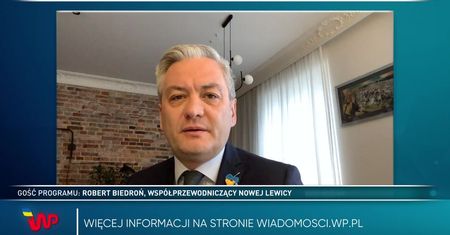 "Wyłożą się na stekach". Biedroń uderza w PiS