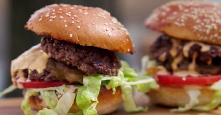 Prosto z grilla. Jak grill, to burgery, ale jak burgery, to nie byle jakie ;)