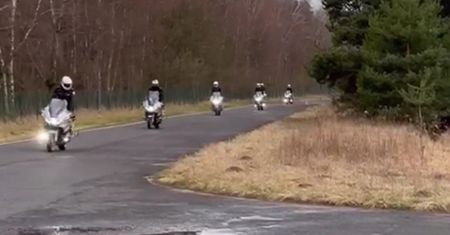 Zobacz, jak policjanci trenują na motocyklach
