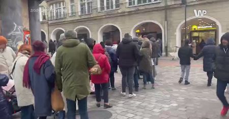 Tłumy i kolejki na kilkadziesiąt osób. Przyjeżdżają z innych miast