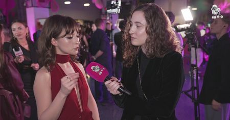 Kasia Sienkiewicz z "Kwiatu Jabłoni" mówi o znanym ojcu i wbija szpilę Patrykowi Jakiemu. Nie uwierzycie, co powiedziała