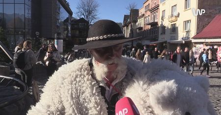 Zdjęcie z misiem na Krupówkach. "Dudki muszą zapłacić"
