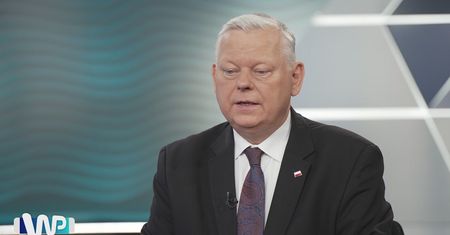 Suski wspiera Macierewicza. "Samolot rozpadł się w powietrzu"