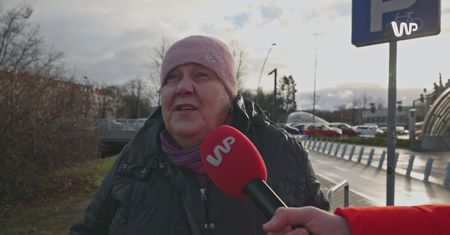 "Nawet 1000 zł". Polacy mówią, ile wkładają do koperty na kolędę