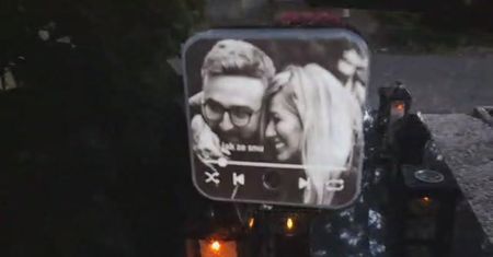 Beata Kozidrak śpiewa na grobie syna Sylwii Peretti