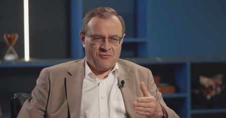 Prof. Dudek pochwalił Nawrockiego. Chodzi o radzieckie pomniki