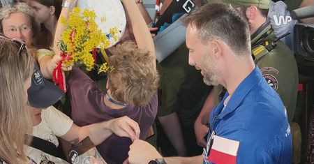 "Sławosz, Sławosz!". Polski astronauta powitany po wylądowaniu w Polsce