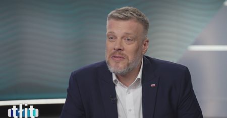 "Śmieszne". Zandberg bije w Tuska i odpowiada koalicjantowi