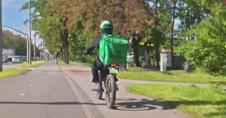 Rowerzysta z nielegalnym rowerem w Gdańsku