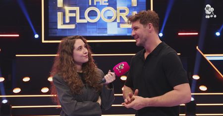 Mikołaj Roznerski o nowej "roli" w stacji TVN jako prowadzący "The Floor" i pierwszej pracy w życiu. Tyle zarabiał w teatrze