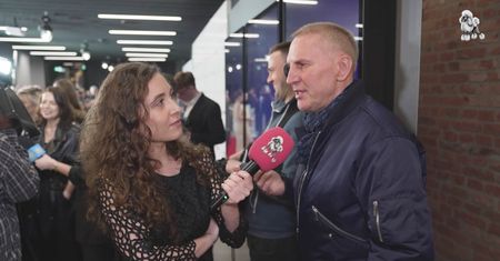 Krzysztof Gojdź przyleciał do Polski prywatnym samolotem. Na evencie pochwalił się torbą wartą fortunę