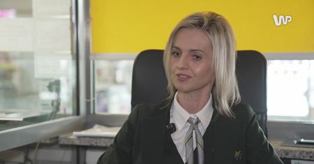 Pracuje w kasie na dworcu. Mówi, po co przychodzą starsi ludzie