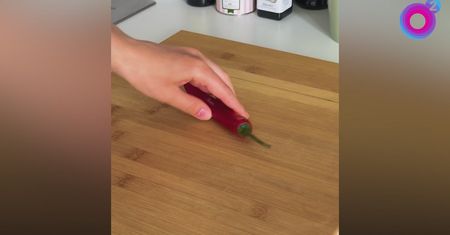 Usuwanie nasion z papryczki chilli. Tak szybko się ich pozbędziesz