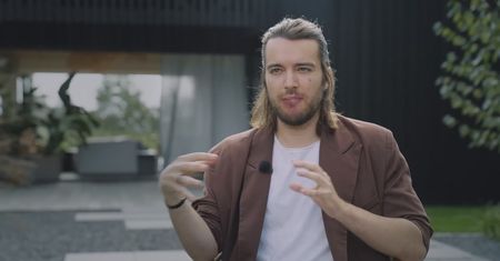 Dom parterowy czy piętrowy? Zalety, koszty i podział stref na 120 m²
