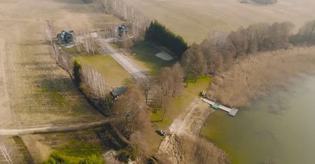 Dom na planie krzyża nad jeziorem. Ile kosztowała budowa i przeszklenia?