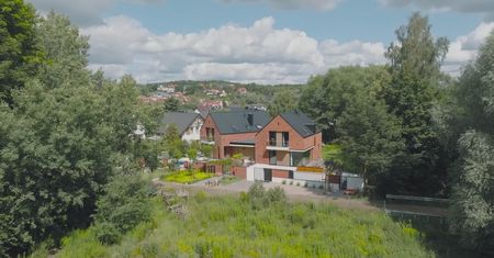 Bliźniak jak dom wolno stojący. Patent na ciszę, prywatność i widok