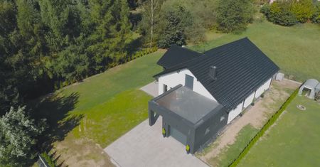 Dom parterowy czy piętrowy? Ten projekt ma 138 m² i konkretne oszczędności