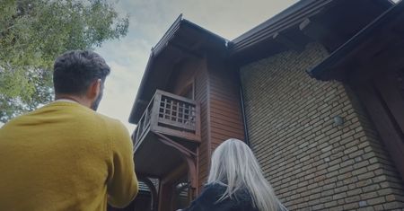 Dom w stylu świdermajer w Otwocku. Brzozy w salonie i 300 m² metrażu