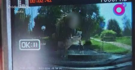 Telefon w ręku, bez kasku. 15-latkę na hulajnodze potrąciło auto