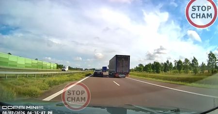 Starszy mężczyzna na środku drogi ekspresowej. Jest nagranie