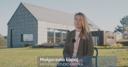 Nowoczesna stodoła wpisana w otoczenie. Oryginalna elewacja z koszy gabionowych