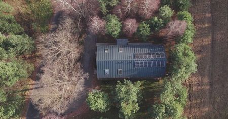 Dom 126 m² za 370 tys. zł. Pomysł na elewację z surowej deski
